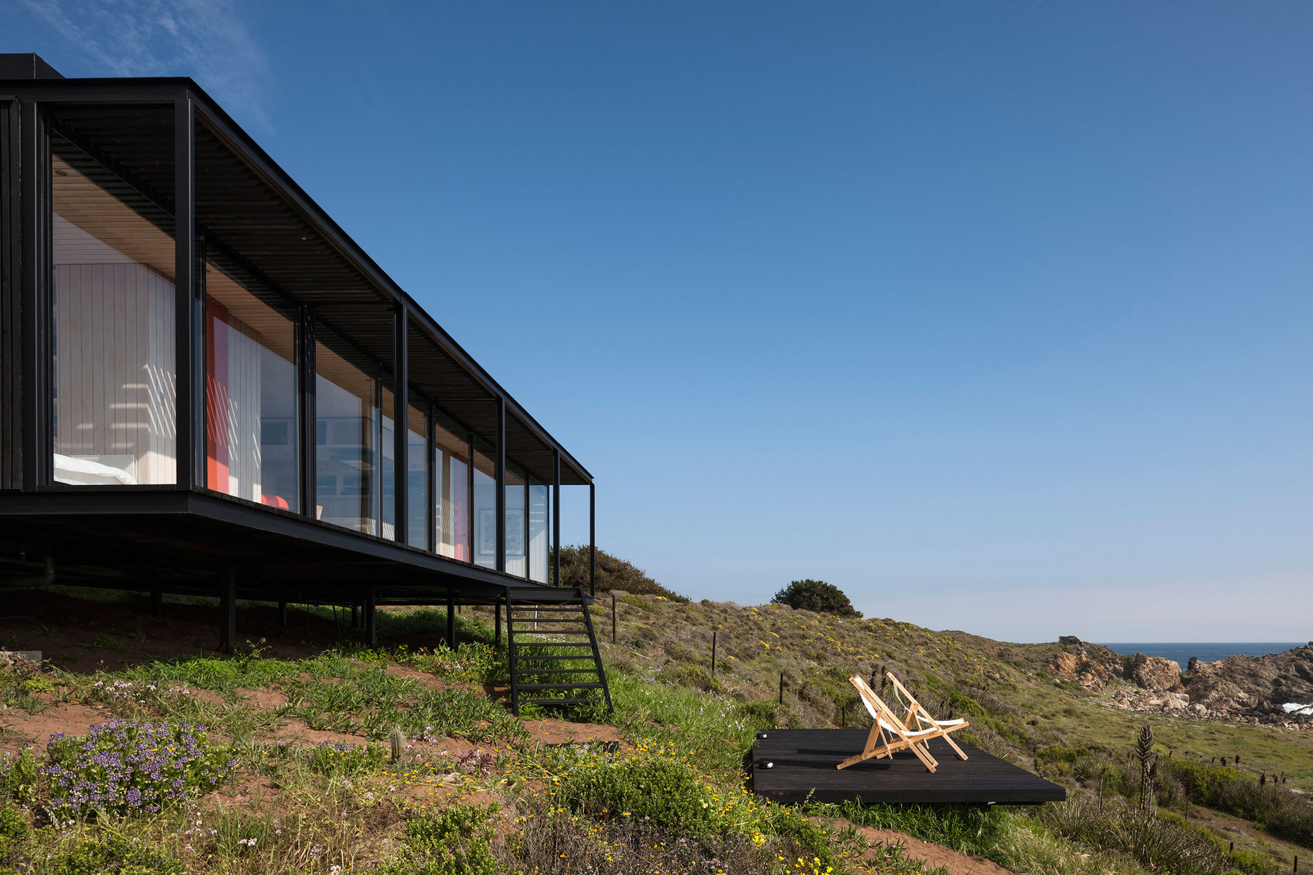 A Sustainable Contemporary Home with Dramatic Sea Views in Valparaíso, Chile by Felipe Assadi (3)