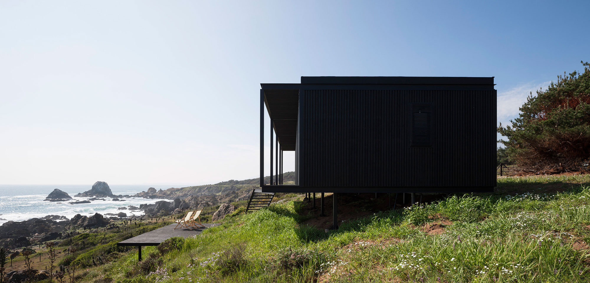 A Sustainable Contemporary Home with Dramatic Sea Views in Valparaíso, Chile by Felipe Assadi (4)