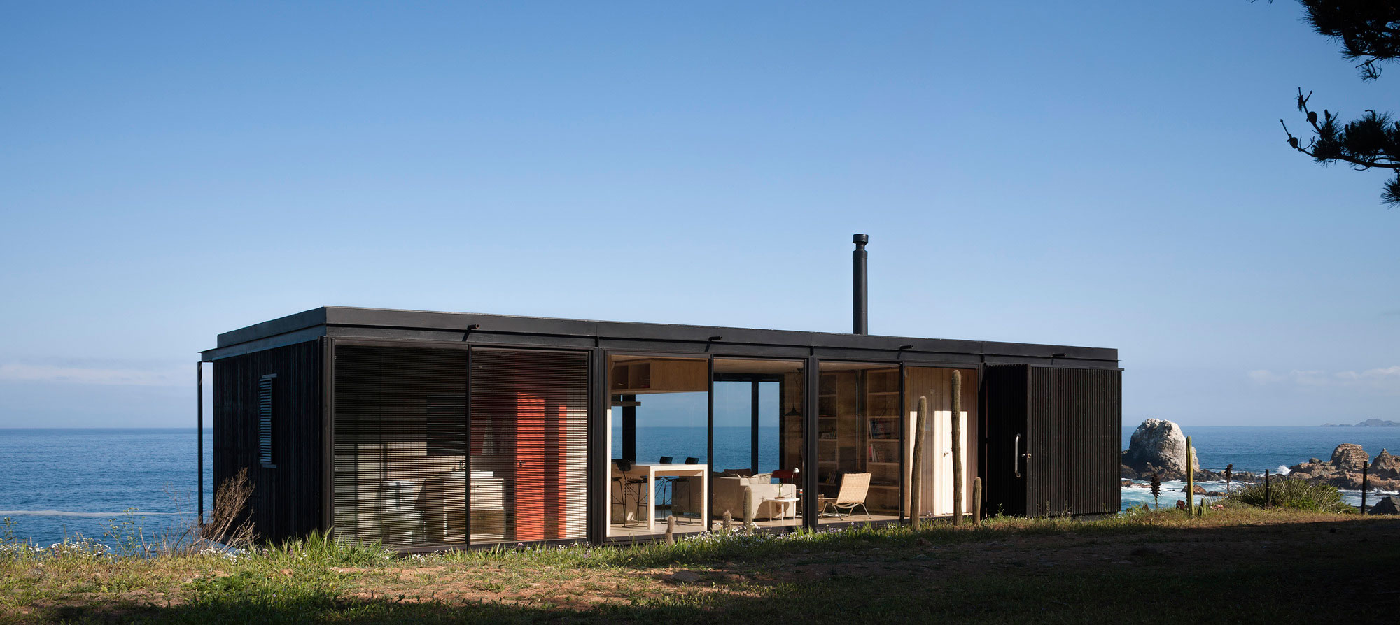 A Sustainable Contemporary Home with Dramatic Sea Views in Valparaíso, Chile by Felipe Assadi (5)