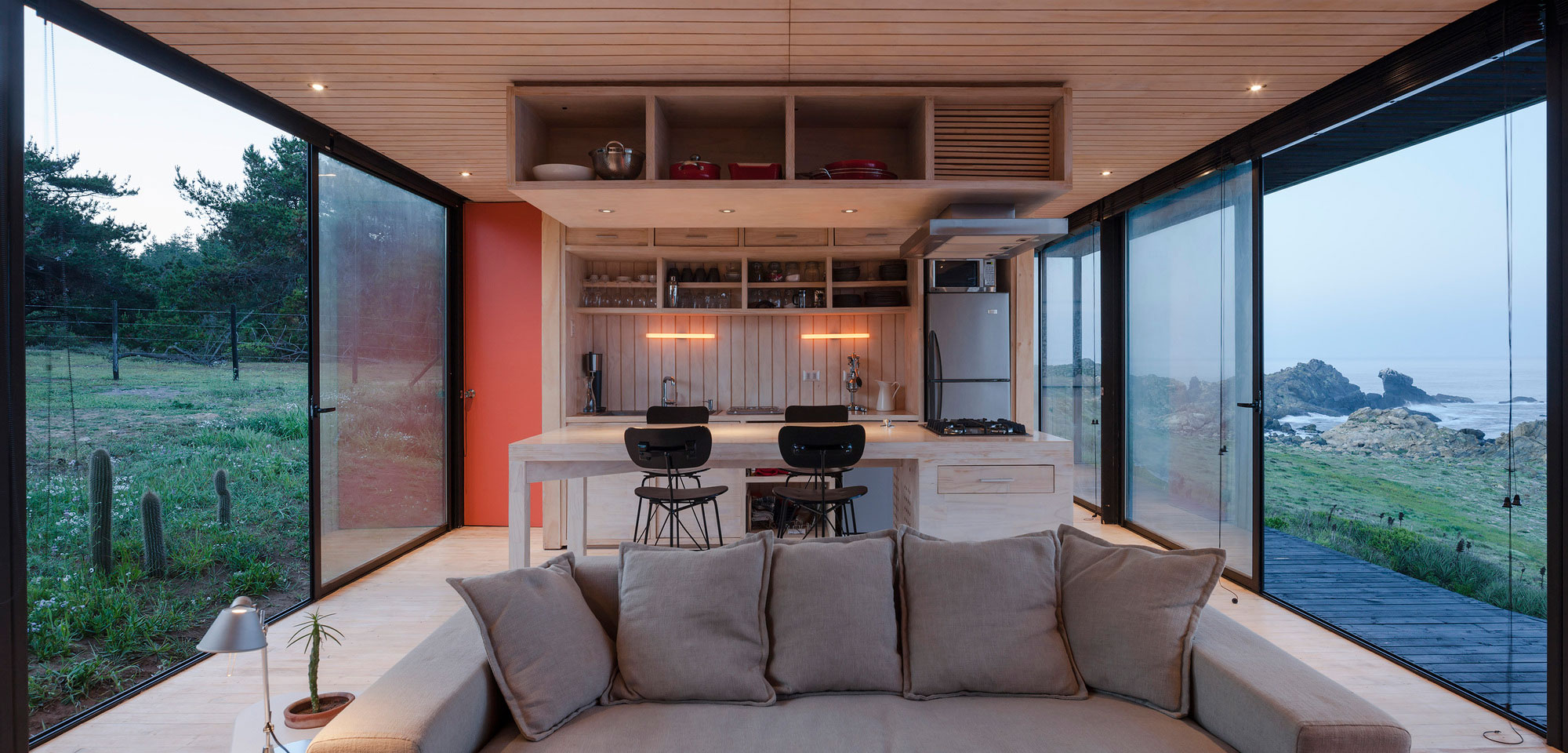 A Sustainable Contemporary Home with Dramatic Sea Views in Valparaíso, Chile by Felipe Assadi (6)