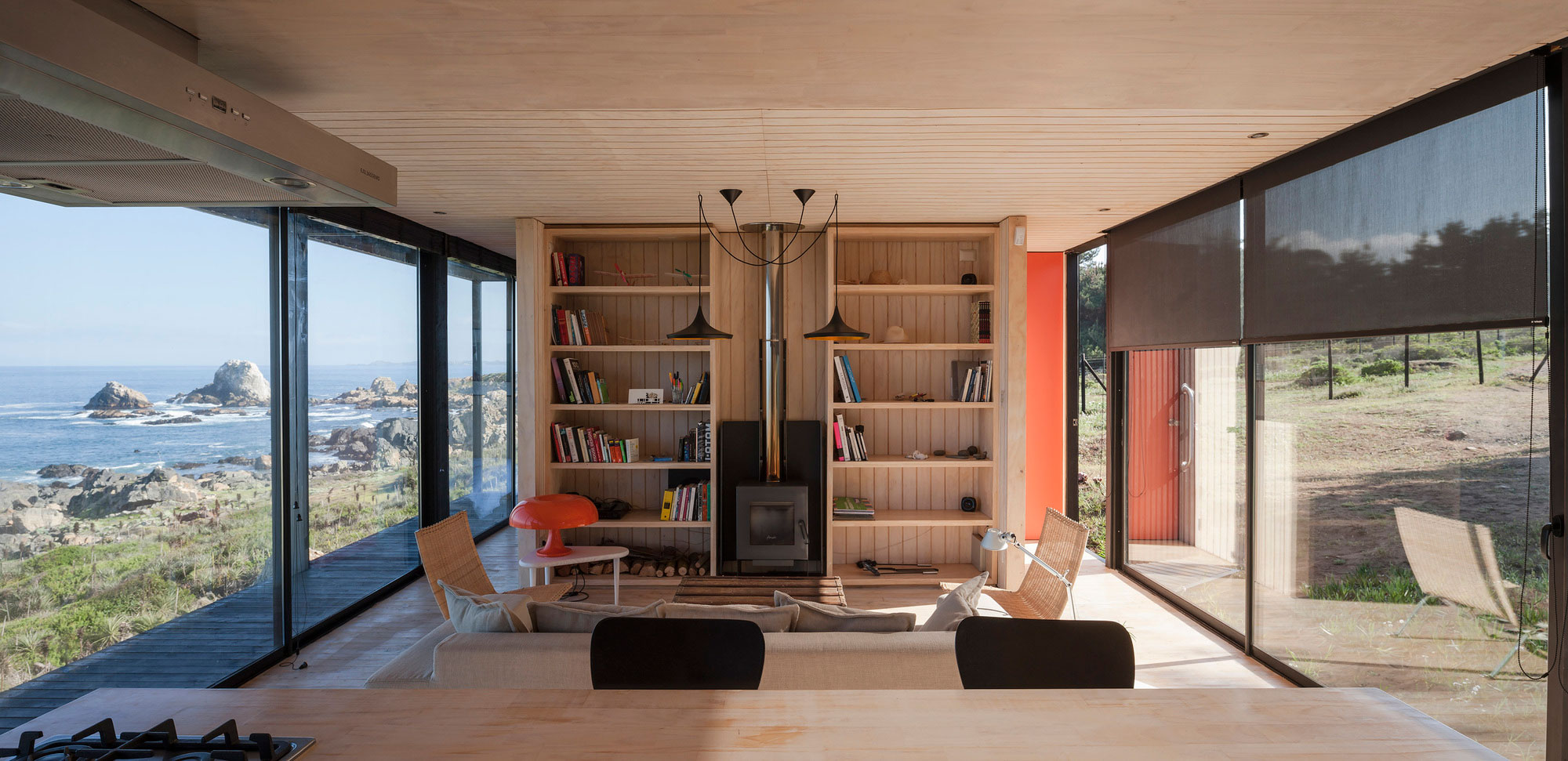 A Sustainable Contemporary Home with Dramatic Sea Views in Valparaíso, Chile by Felipe Assadi (7)