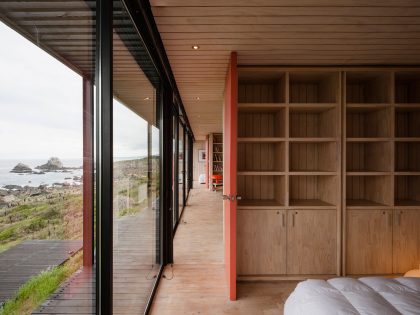 A Sustainable Contemporary Home with Dramatic Sea Views in Valparaíso, Chile by Felipe Assadi (9)