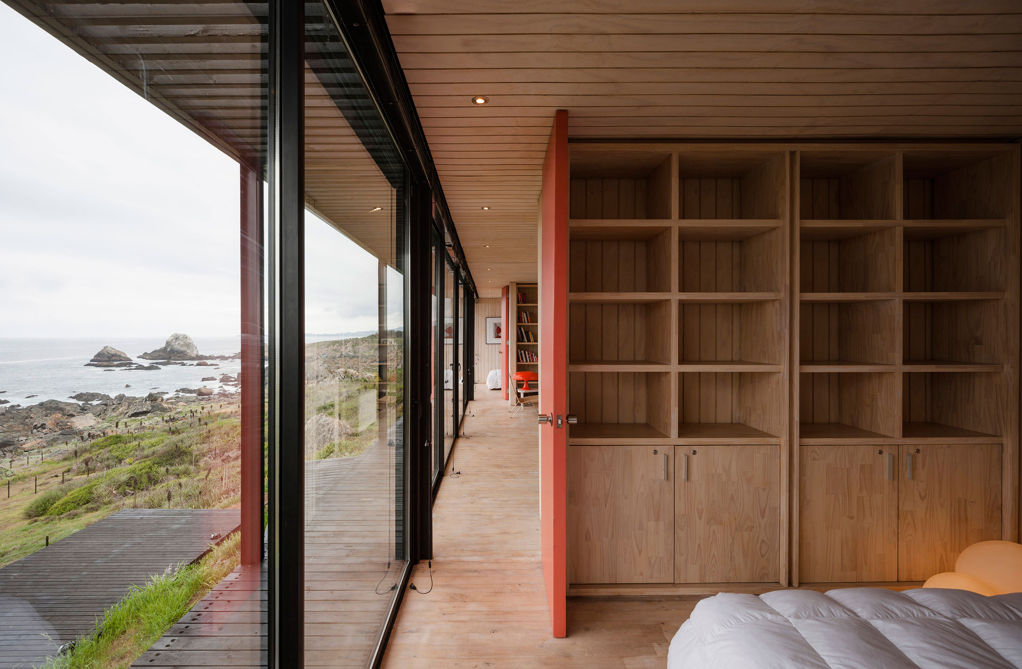 A Sustainable Contemporary Home with Dramatic Sea Views in Valparaíso, Chile by Felipe Assadi (9)
