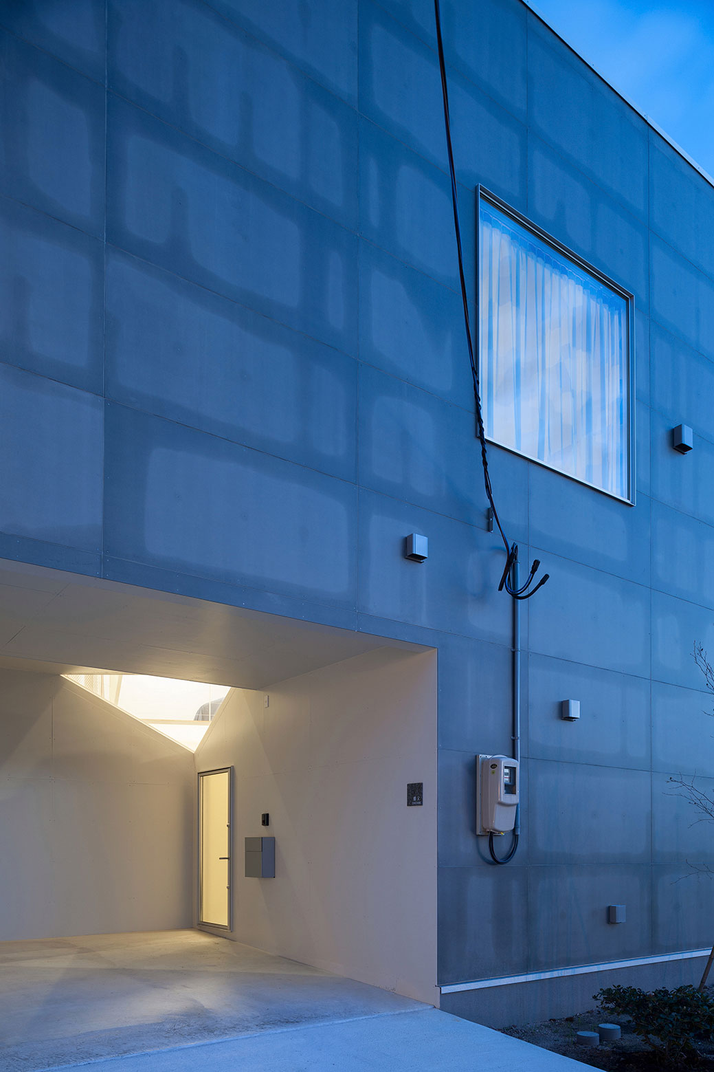 A Unique House with Geometric Shapes and Colorful Interiors in Niigata Prefecture by Kochi Architect’s Studio (7)