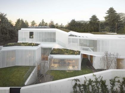 A Unique and Stylish Home Built in Concrete Walls and Metallic Lattices in Madrid, Spain by Estudio (1)