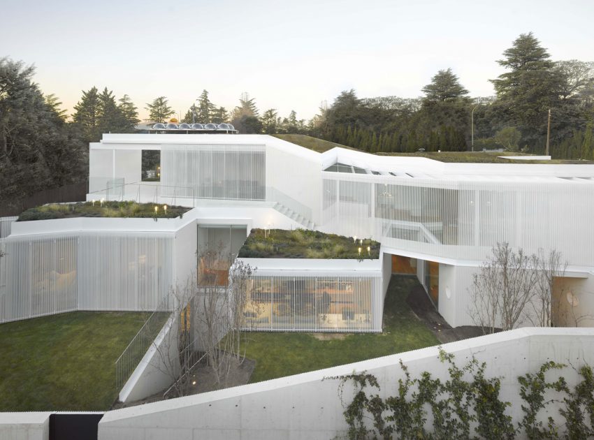 A Unique and Stylish Home Built in Concrete Walls and Metallic Lattices in Madrid, Spain by Estudio (1)