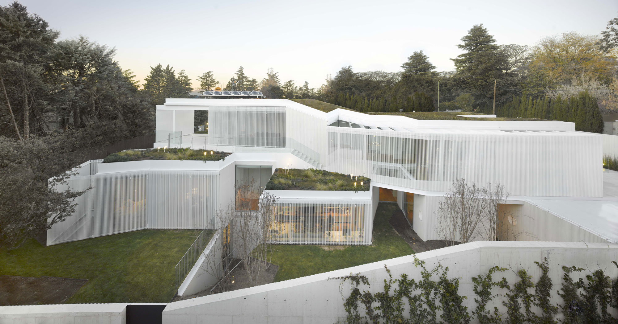 A Unique and Stylish Home Built in Concrete Walls and Metallic Lattices in Madrid, Spain by Estudio (1)