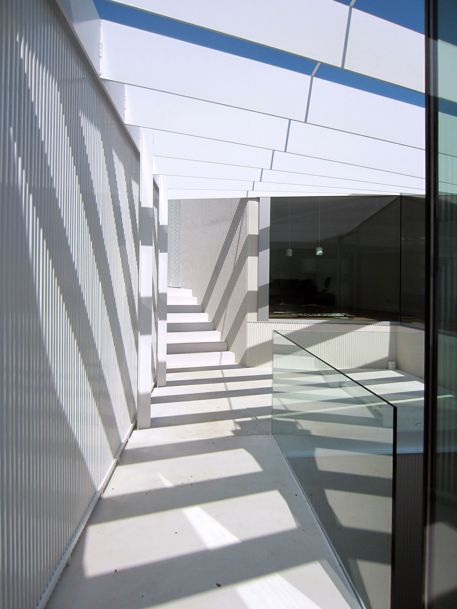 A Unique and Stylish Home Built in Concrete Walls and Metallic Lattices in Madrid, Spain by Estudio (17)