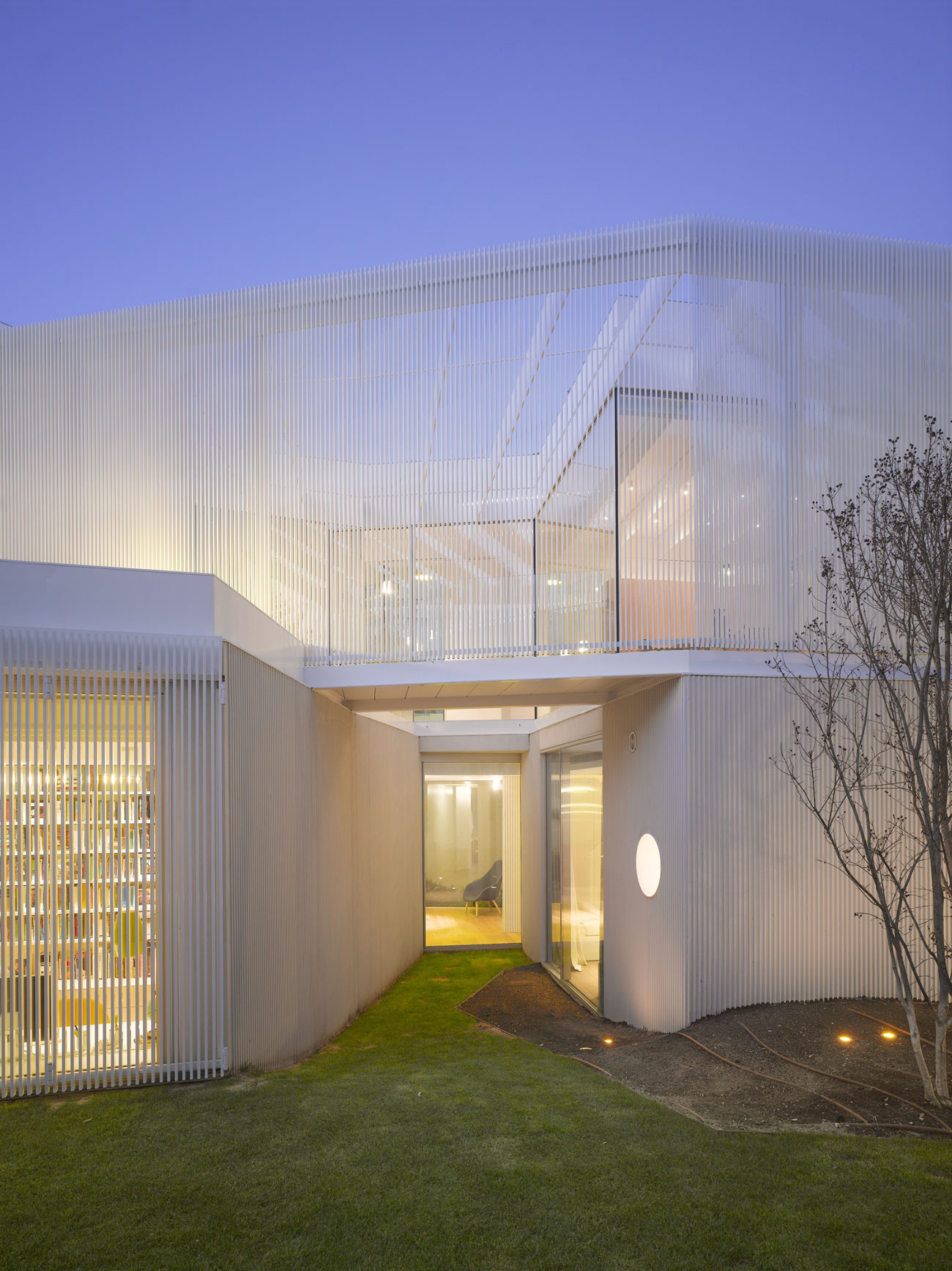 A Unique and Stylish Home Built in Concrete Walls and Metallic Lattices in Madrid, Spain by Estudio (23)
