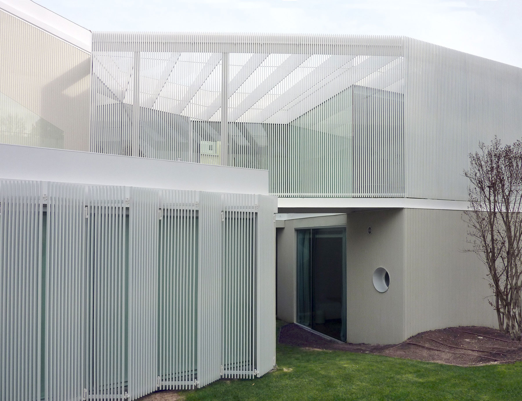 A Unique and Stylish Home Built in Concrete Walls and Metallic Lattices in Madrid, Spain by Estudio (4)