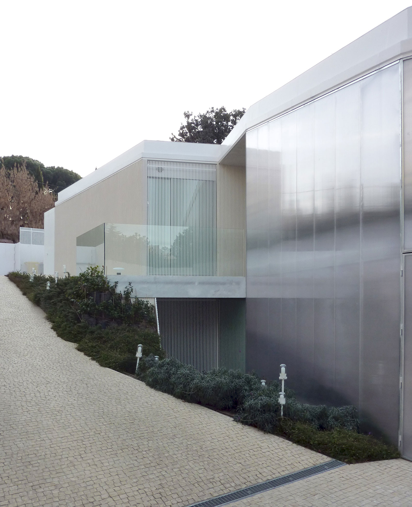 A Unique and Stylish Home Built in Concrete Walls and Metallic Lattices in Madrid, Spain by Estudio (6)