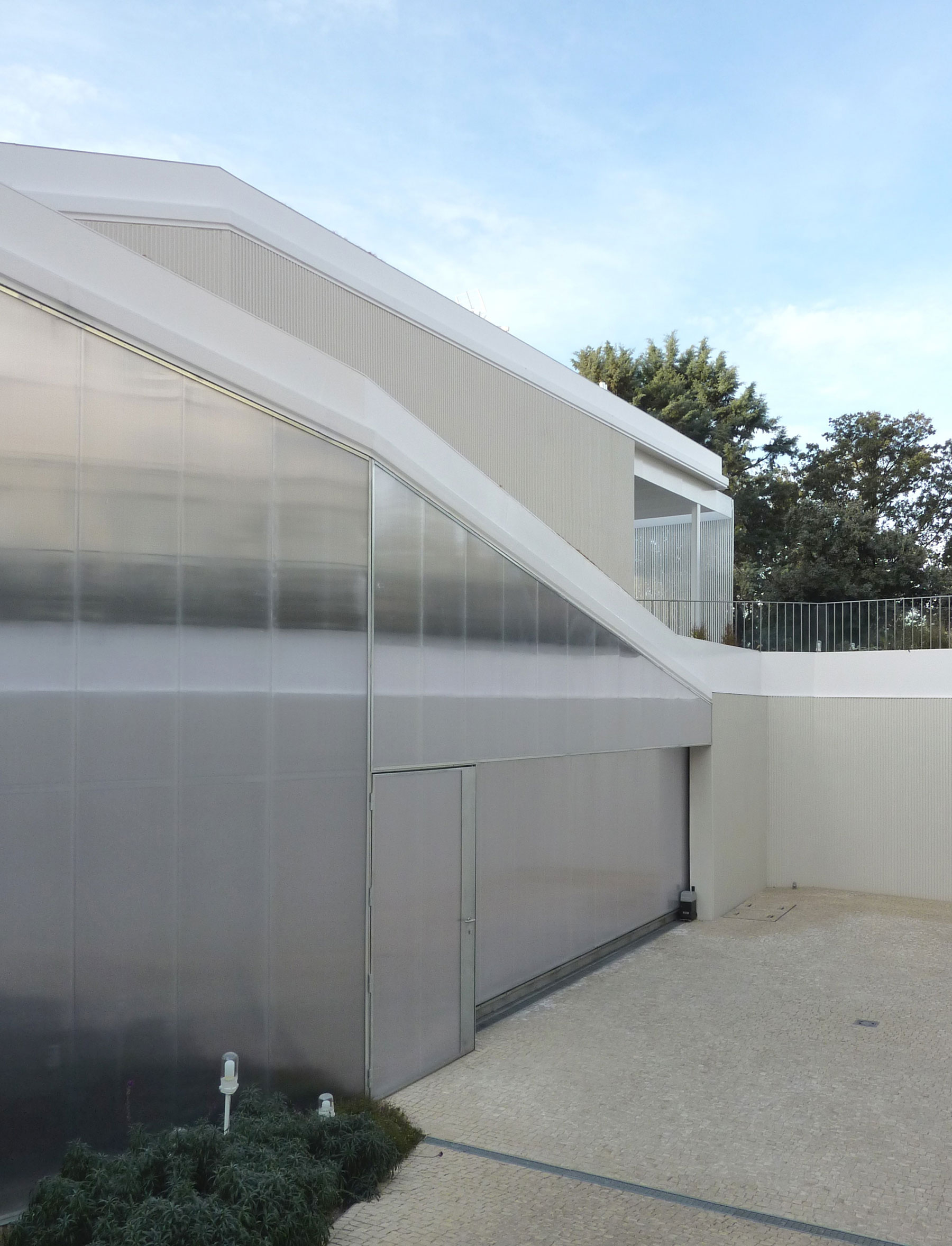 A Unique and Stylish Home Built in Concrete Walls and Metallic Lattices in Madrid, Spain by Estudio (7)