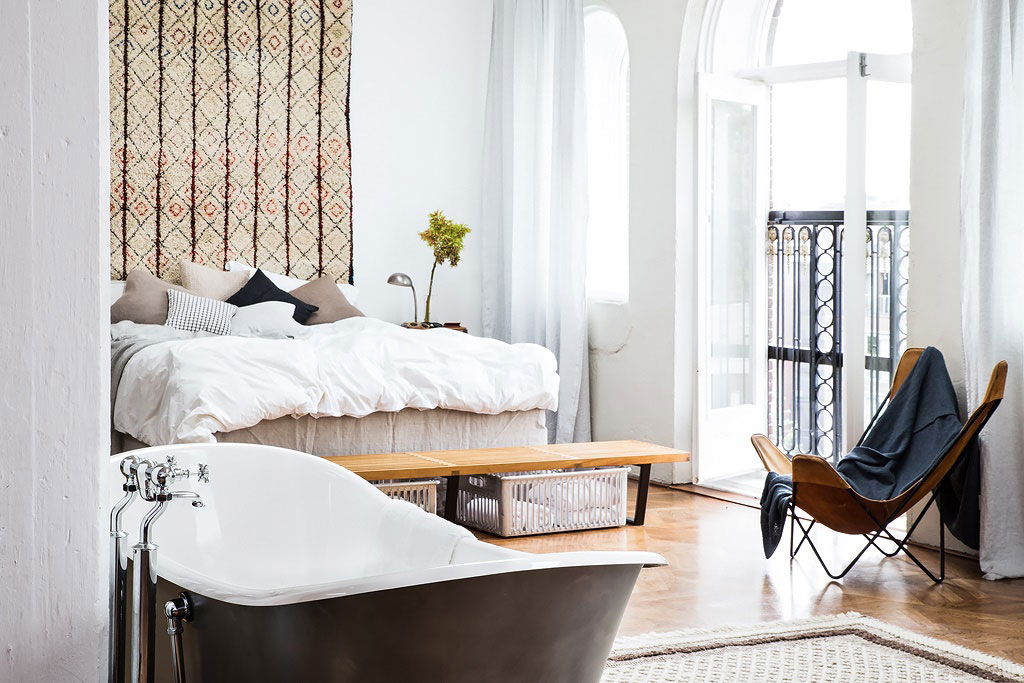 A Vibrant and Colorful Apartment with Large Windows and Lots of Natural Light in Amsterdam by The Playing Circle (12)