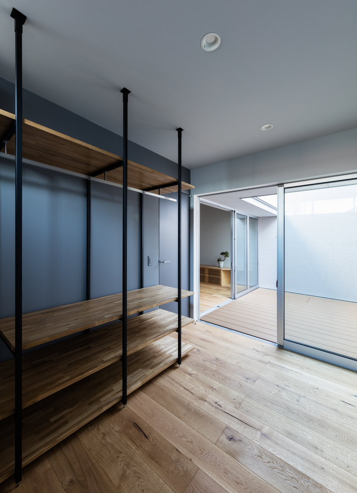 A Warm and Cozy Concrete Home for a Car and Bike Enthusiast in Kawagoe by Horibe Associates (13)