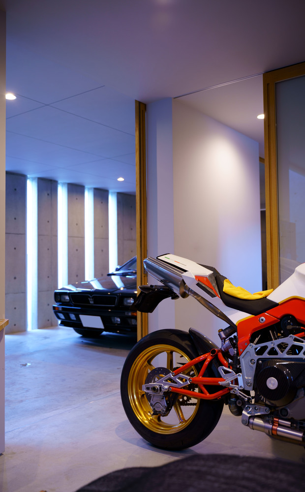 A Warm and Cozy Concrete Home for a Car and Bike Enthusiast in Kawagoe by Horibe Associates (23)