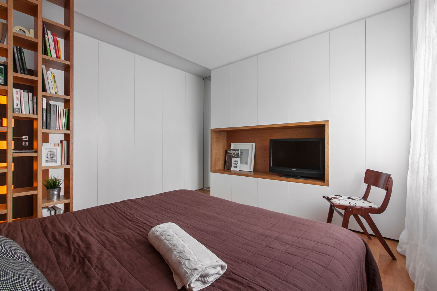 A Warm and Cozy Modern Home for a Family with Small Children in Poznan by mode:lina architekci (18)