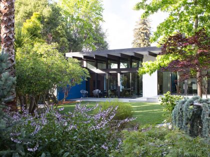 An Eco-Friendly and Mid-Century Modern House with Luminous Interiors in Belmont