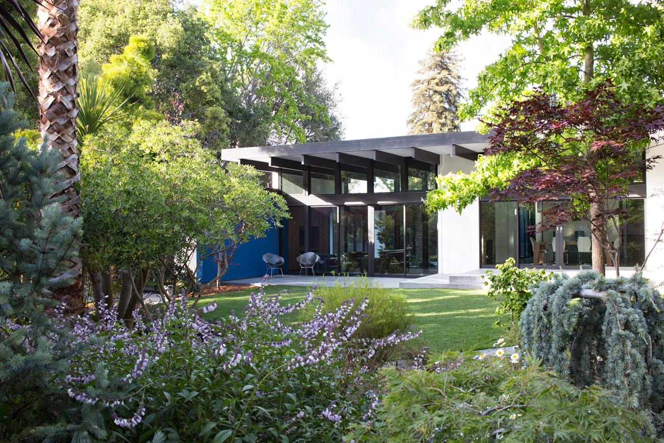 An Eco-Friendly and Mid-Century Modern House with Luminous Interiors in Belmont by Klopf Architecture (1)
