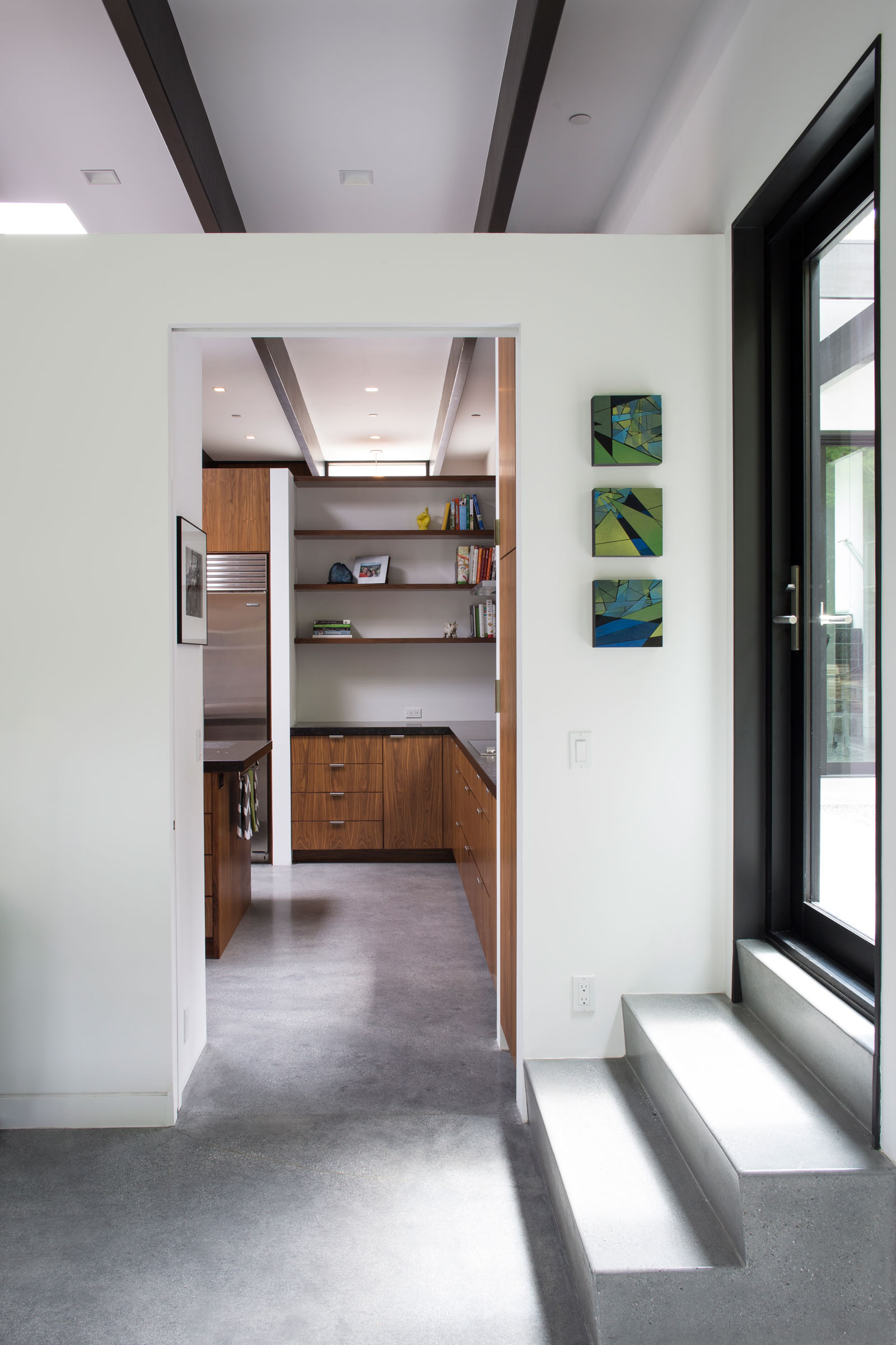 An Eco-Friendly and Mid-Century Modern House with Luminous Interiors in Belmont by Klopf Architecture (14)