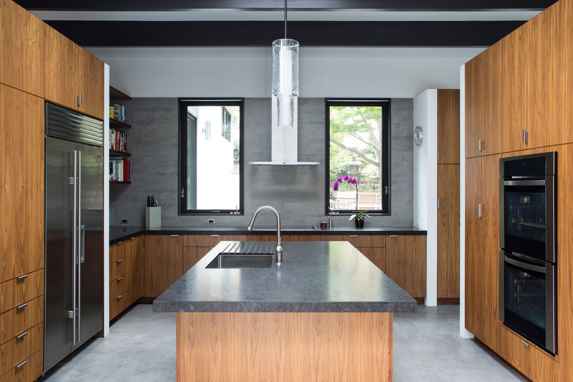 An Eco-Friendly and Mid-Century Modern House with Luminous Interiors in Belmont by Klopf Architecture (15)
