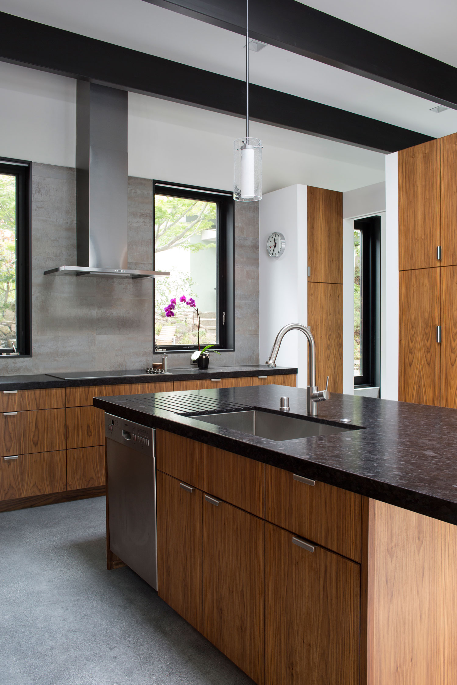 An Eco-Friendly and Mid-Century Modern House with Luminous Interiors in Belmont by Klopf Architecture (16)