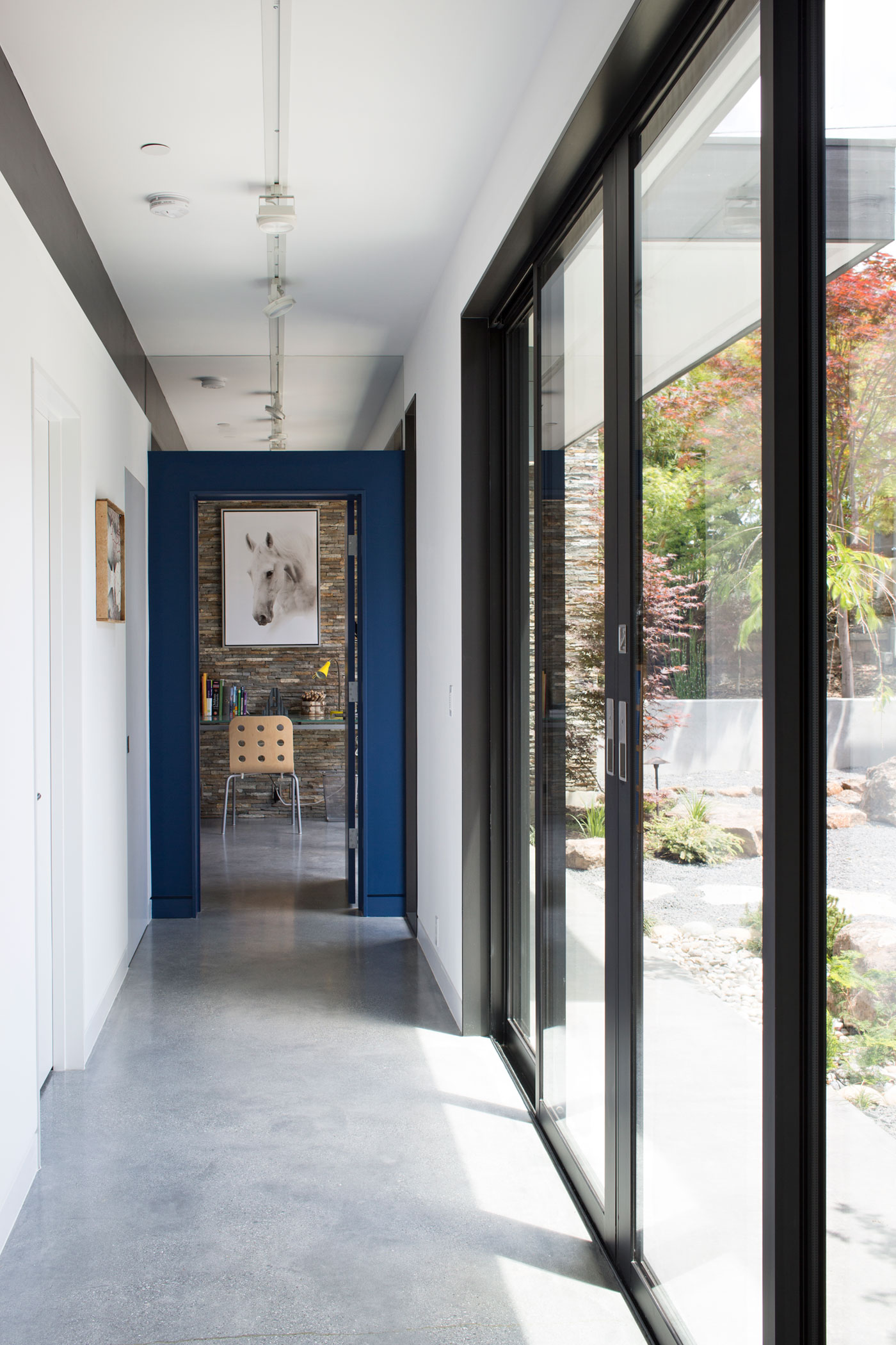 An Eco-Friendly and Mid-Century Modern House with Luminous Interiors in Belmont by Klopf Architecture (19)