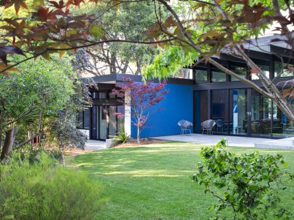 An Eco-Friendly and Mid-Century Modern House with Luminous Interiors in Belmont by Klopf Architecture (2)