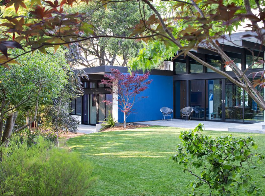 An Eco-Friendly and Mid-Century Modern House with Luminous Interiors in Belmont by Klopf Architecture (2)