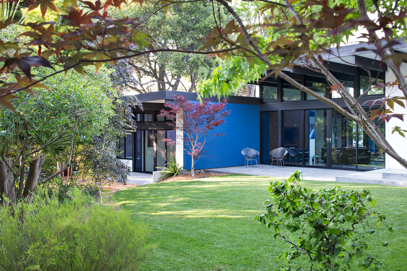 An Eco-Friendly and Mid-Century Modern House with Luminous Interiors in Belmont by Klopf Architecture (2)