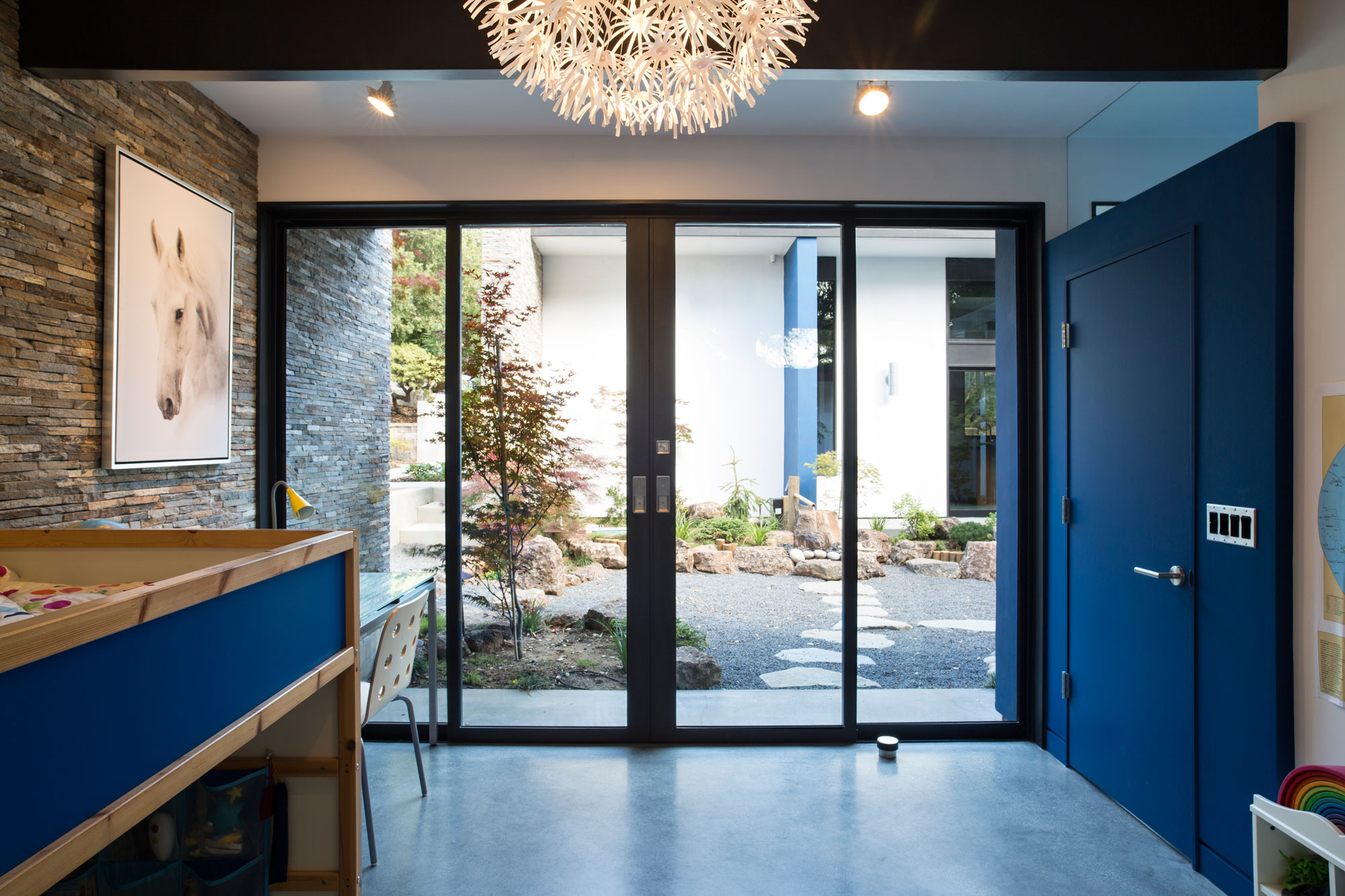 An Eco-Friendly and Mid-Century Modern House with Luminous Interiors in Belmont by Klopf Architecture (20)