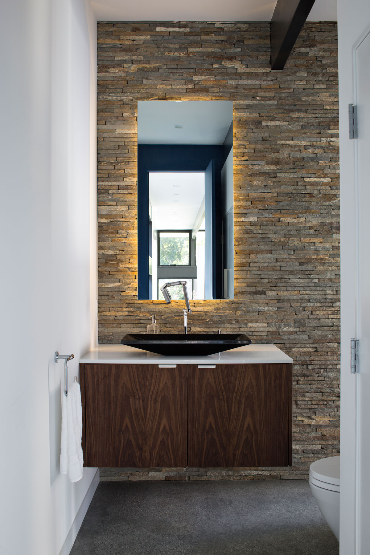 An Eco-Friendly and Mid-Century Modern House with Luminous Interiors in Belmont by Klopf Architecture (22)