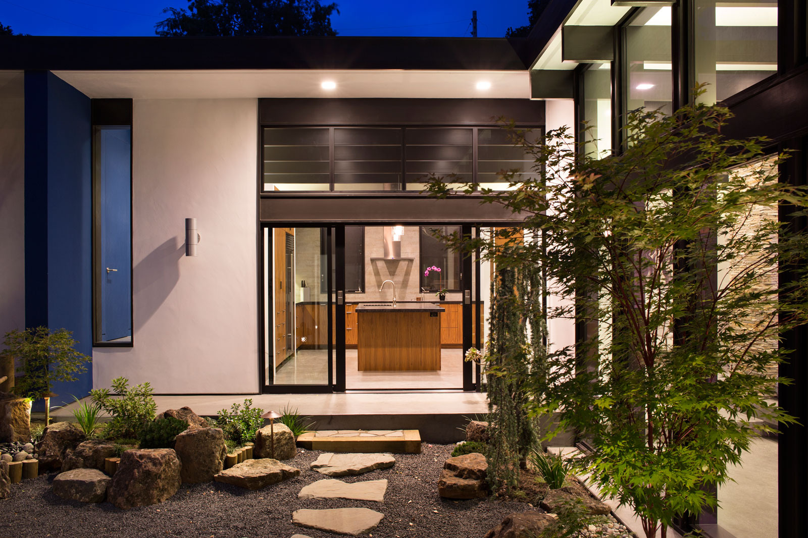 An Eco-Friendly and Mid-Century Modern House with Luminous Interiors in Belmont by Klopf Architecture (28)