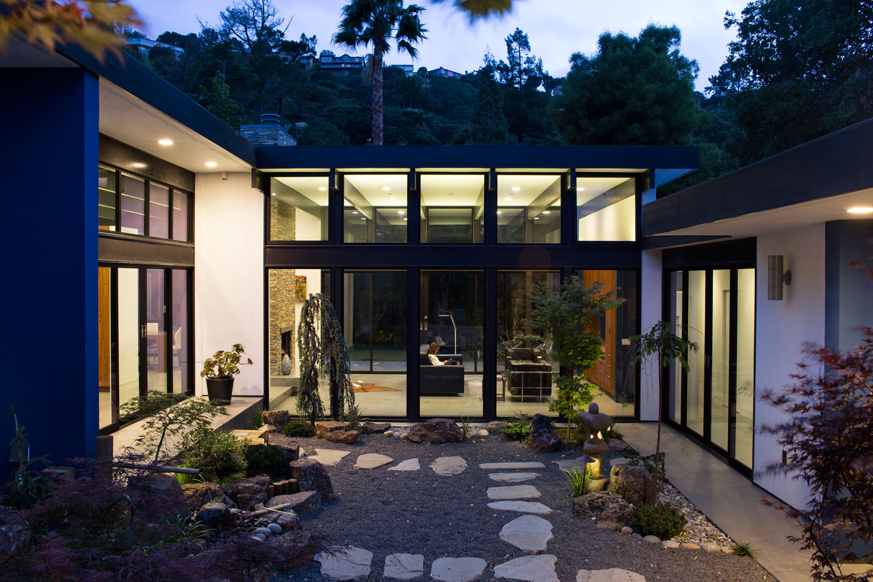 An Eco-Friendly and Mid-Century Modern House with Luminous Interiors in Belmont by Klopf Architecture (29)