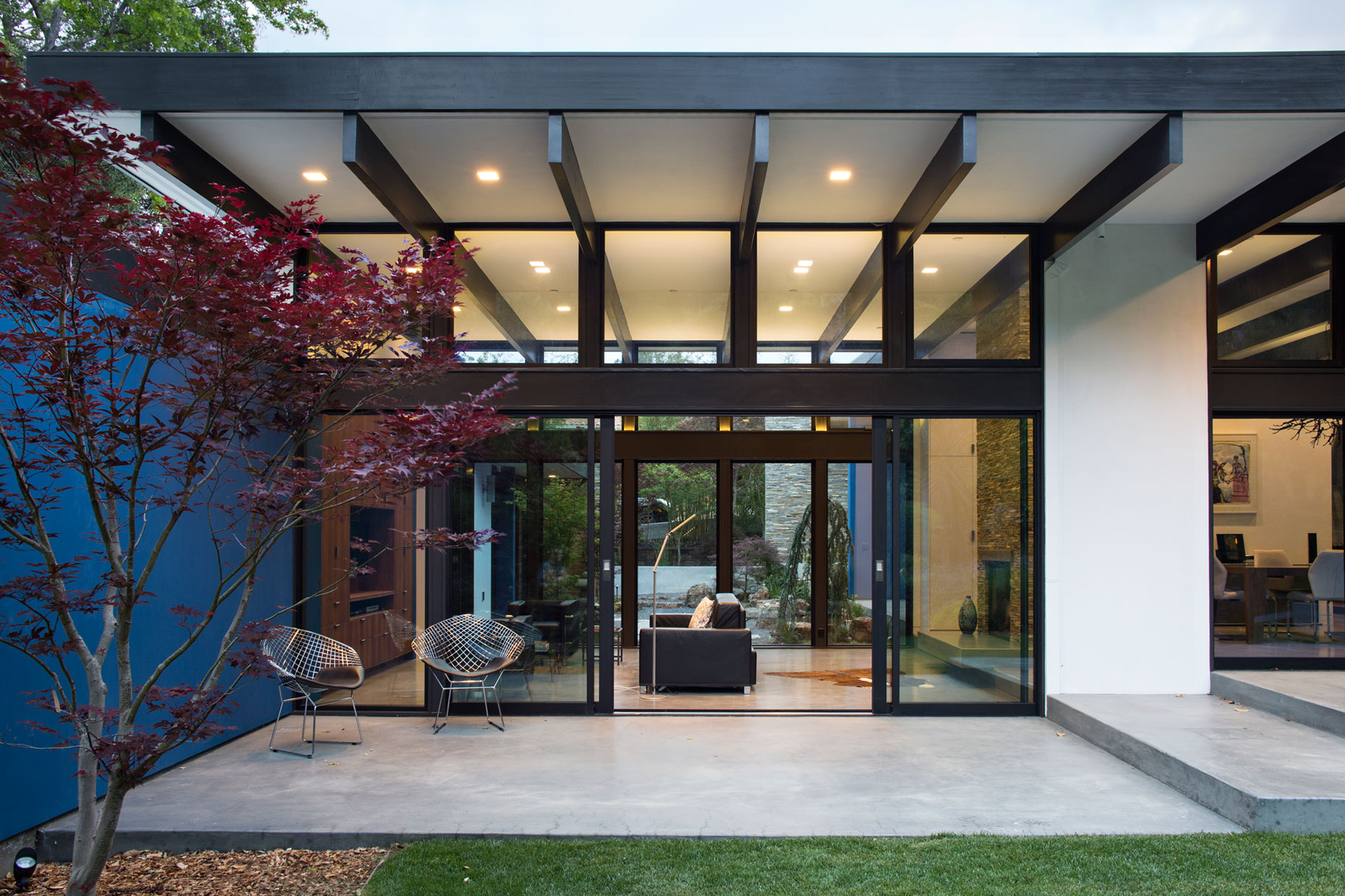 An Eco-Friendly and Mid-Century Modern House with Luminous Interiors in Belmont by Klopf Architecture (30)
