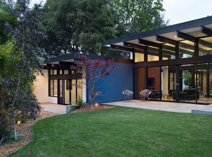 An Eco-Friendly and Mid-Century Modern House with Luminous Interiors in Belmont by Klopf Architecture (32)