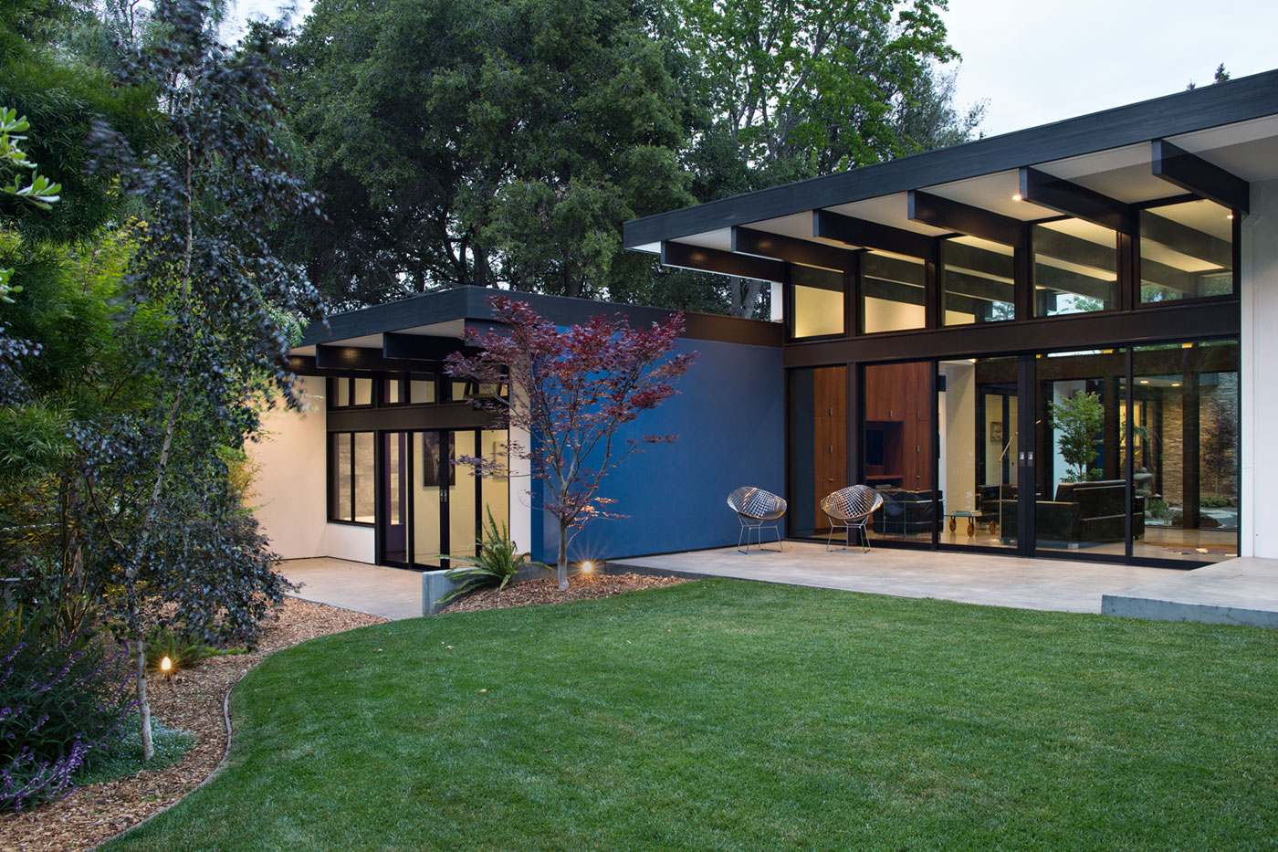 An Eco-Friendly and Mid-Century Modern House with Luminous Interiors in Belmont by Klopf Architecture (32)