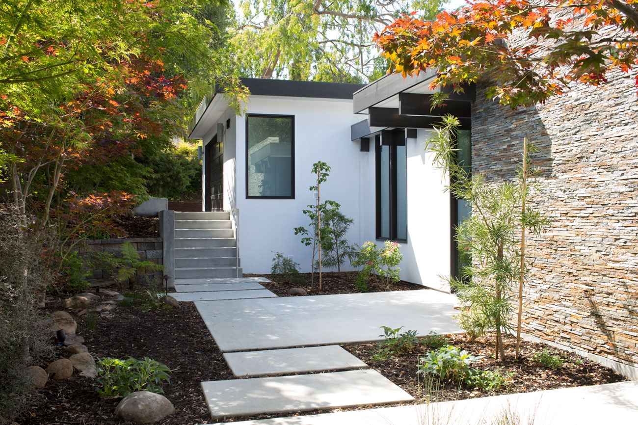 An Eco-Friendly and Mid-Century Modern House with Luminous Interiors in Belmont by Klopf Architecture (4)