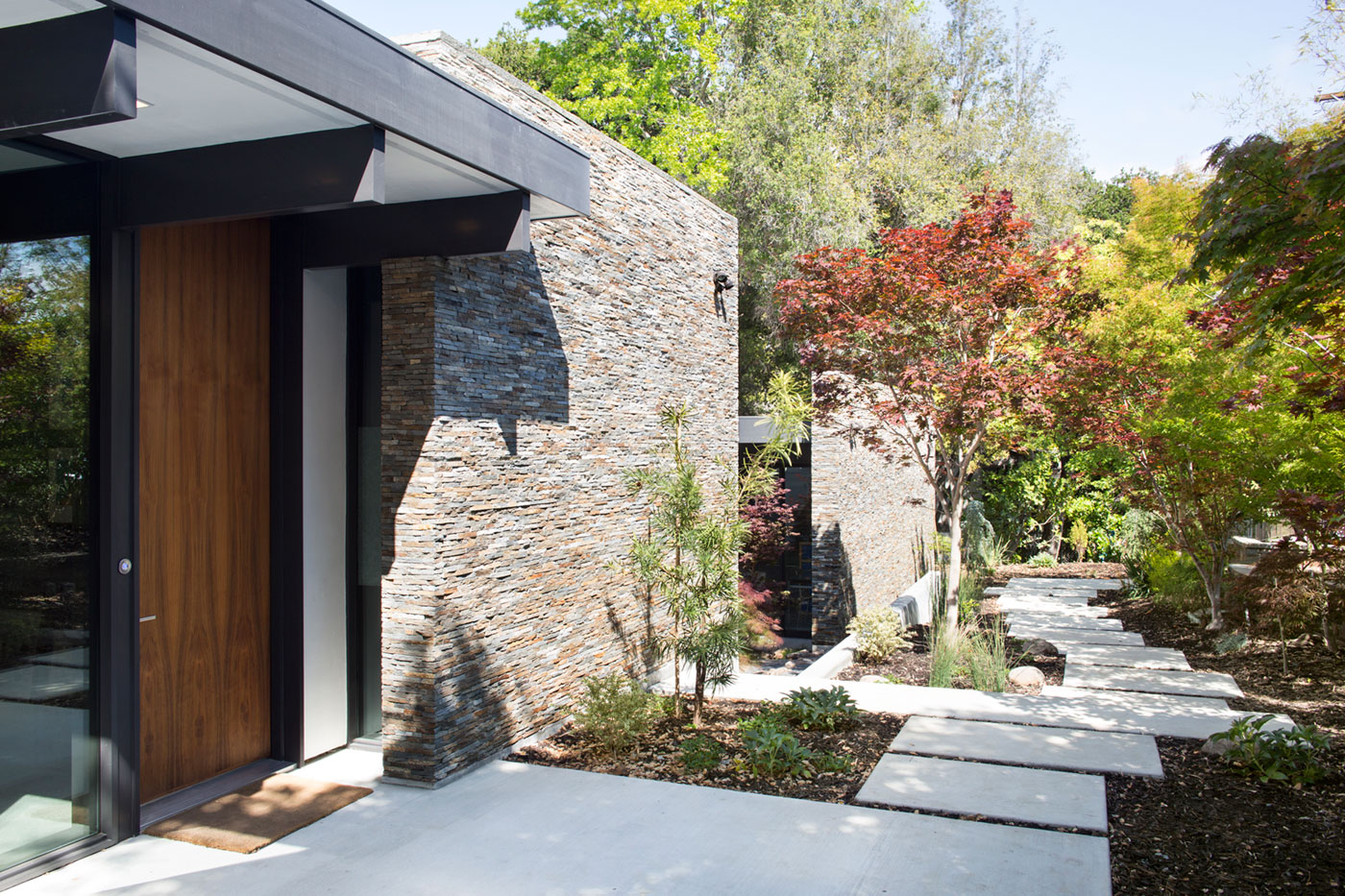 An Eco-Friendly and Mid-Century Modern House with Luminous Interiors in Belmont by Klopf Architecture (5)