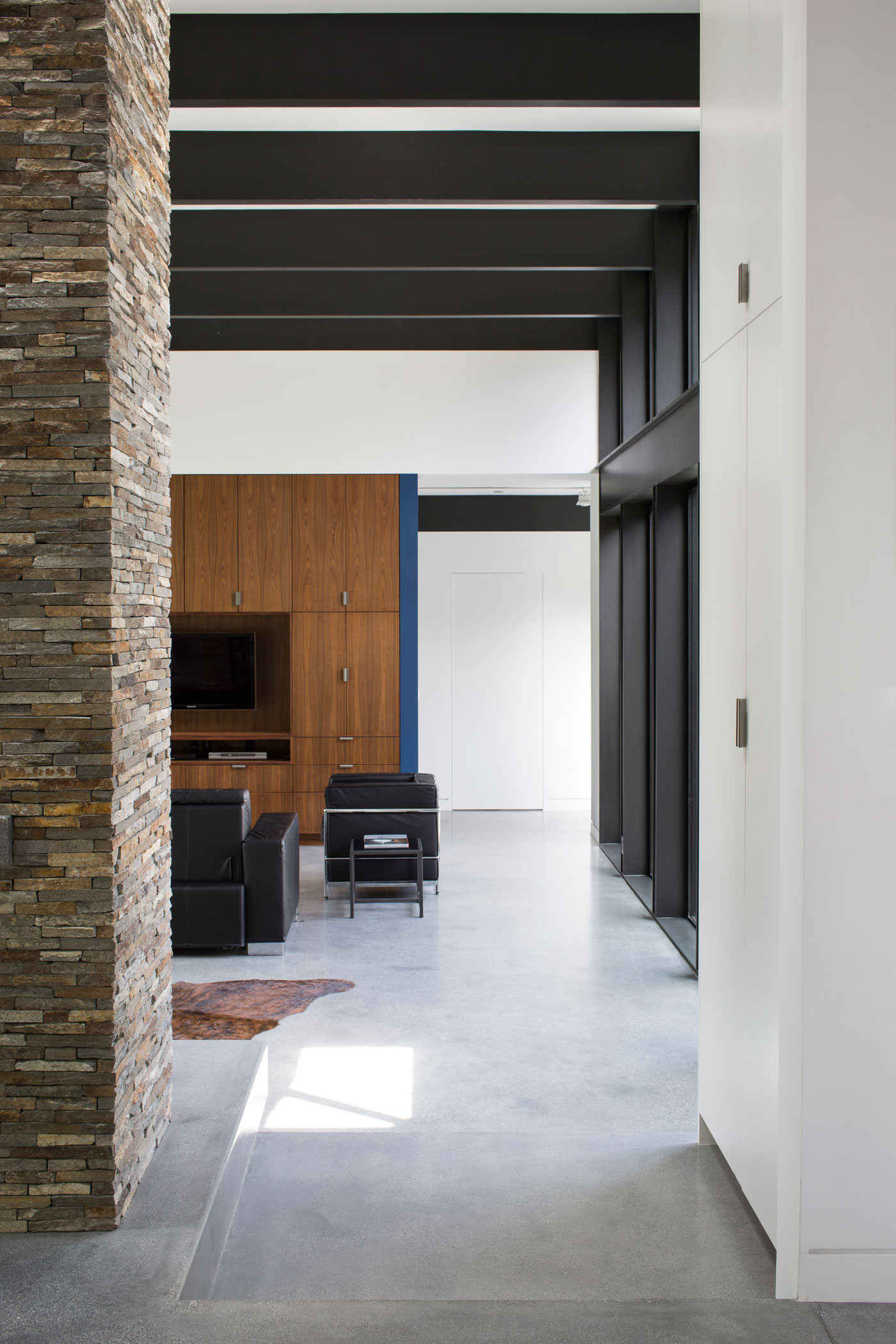 An Eco-Friendly and Mid-Century Modern House with Luminous Interiors in Belmont by Klopf Architecture (6)