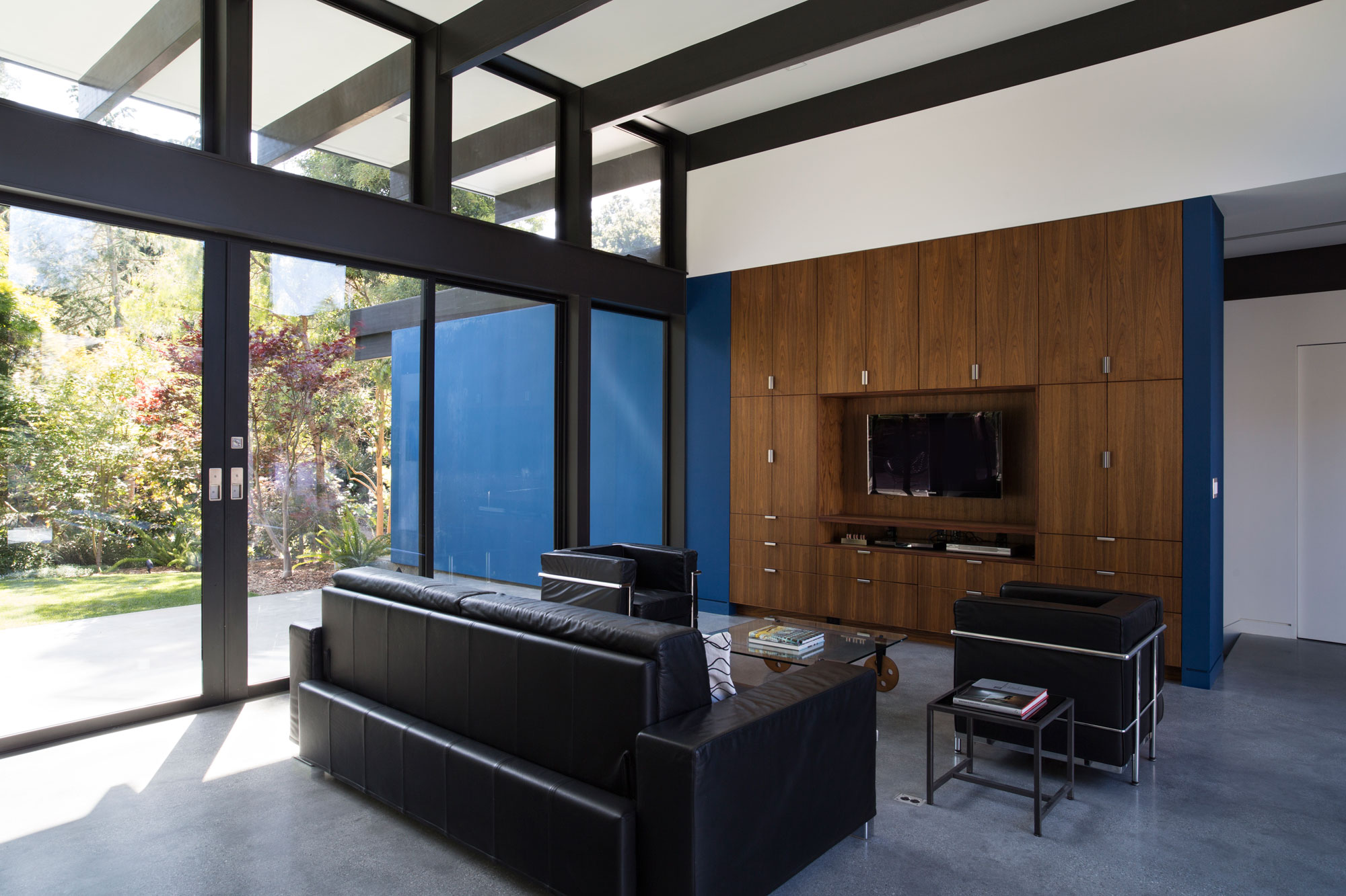 An Eco-Friendly and Mid-Century Modern House with Luminous Interiors in Belmont by Klopf Architecture (7)