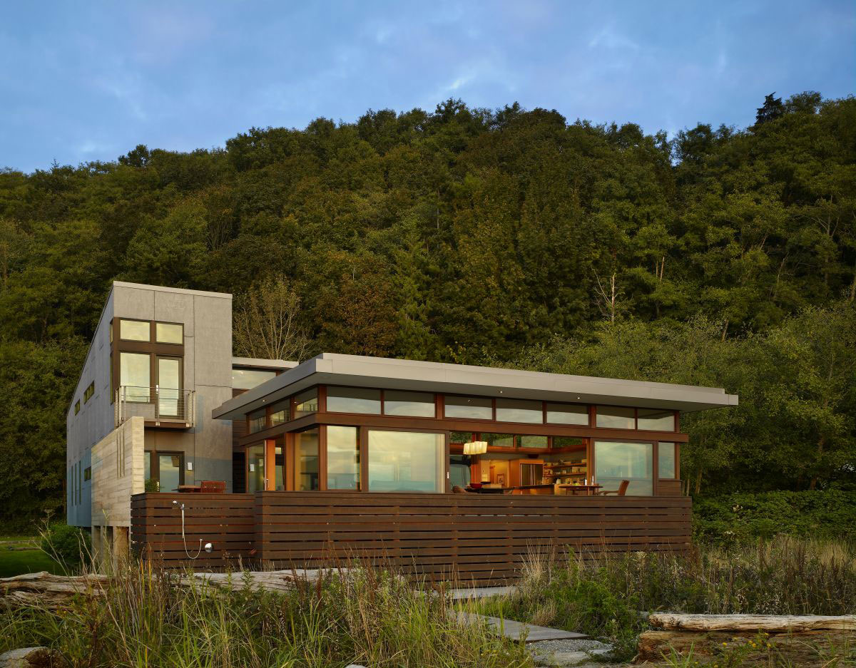 An Elegant Beachfront Home with Incredible Views on Hat Island by Bjarko | Serra Architects (12)