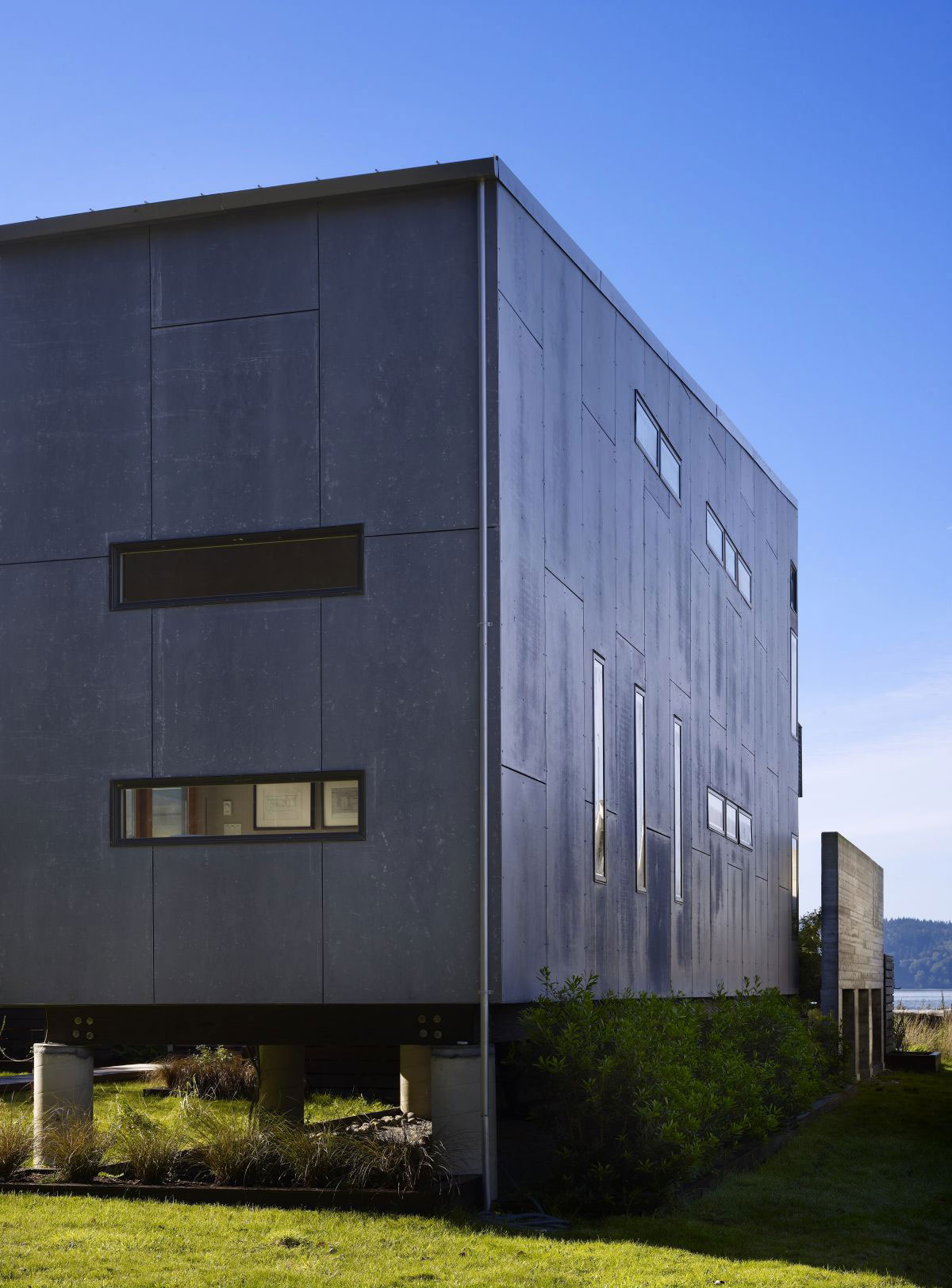 An Elegant Beachfront Home with Incredible Views on Hat Island by Bjarko | Serra Architects (2)