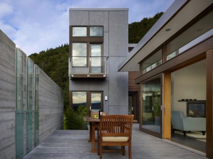 An Elegant Beachfront Home with Incredible Views on Hat Island by Bjarko | Serra Architects (4)