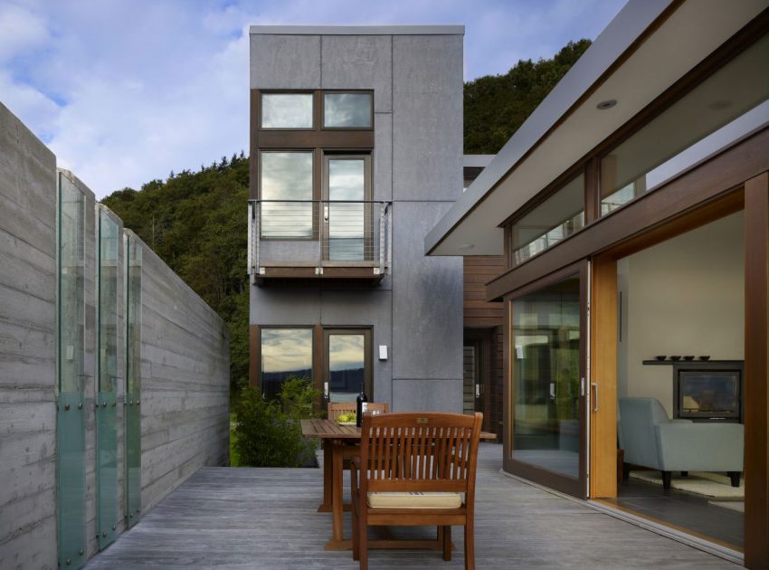 An Elegant Beachfront Home with Incredible Views on Hat Island by Bjarko | Serra Architects (4)