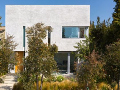 An Elegant, Classy and Sophisticated Home with Suspended Staircase in Los Angeles by Dimster Architecture (1)