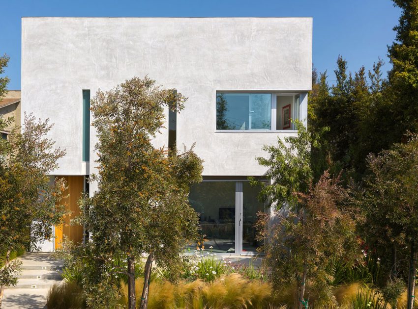 An Elegant, Classy and Sophisticated Home with Suspended Staircase in Los Angeles by Dimster Architecture (1)