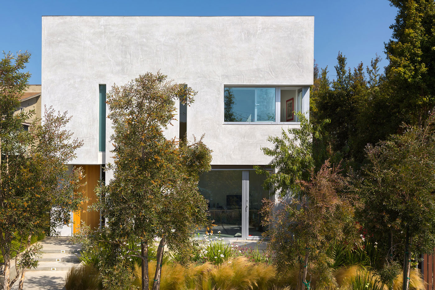 An Elegant, Classy and Sophisticated Home with Suspended Staircase in Los Angeles by Dimster Architecture (1)