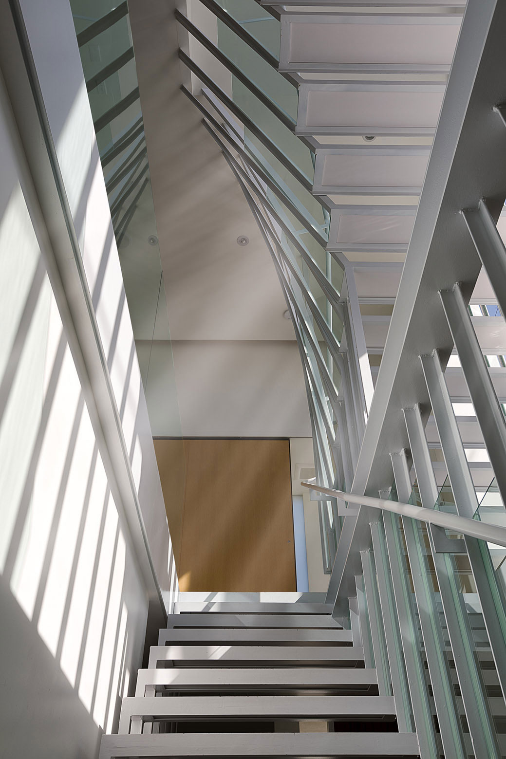 An Elegant, Classy and Sophisticated Home with Suspended Staircase in Los Angeles by Dimster Architecture (10)