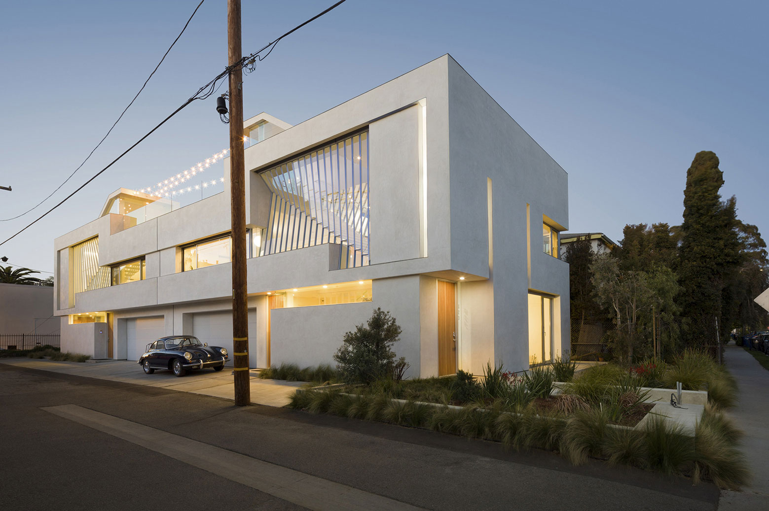 An Elegant, Classy and Sophisticated Home with Suspended Staircase in Los Angeles by Dimster Architecture (14)