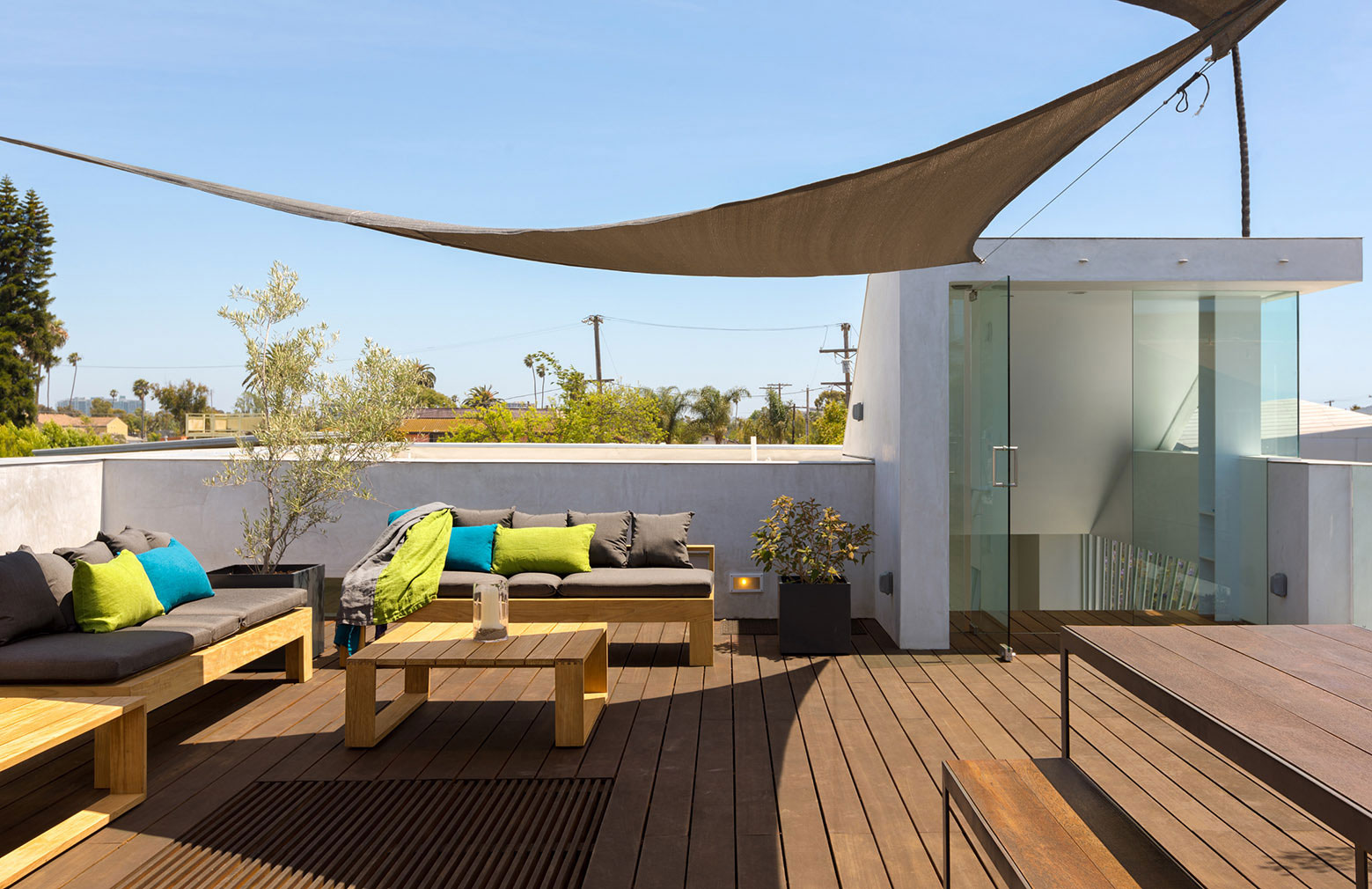 An Elegant, Classy and Sophisticated Home with Suspended Staircase in Los Angeles by Dimster Architecture (2)